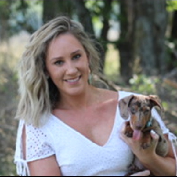 Meet your Posher, Alyssa - Picture 3 of 3